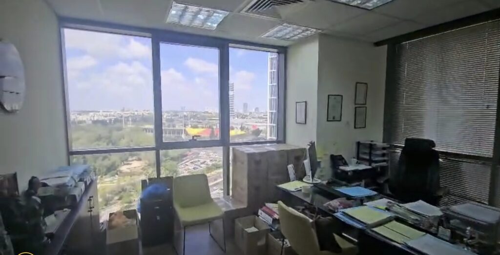 משרדים למכירה במגדל בסר 270מר